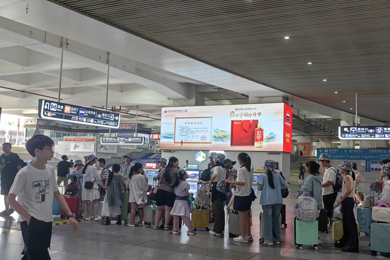 厦门动车站北站出站口灯箱广告-“魅力厦门，从北站开启精彩之旅