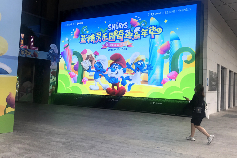 厦门优秀户外大牌广告：厦门火车站入口灯箱广告—— 起点与终点皆是美好